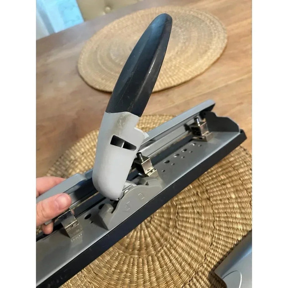 Swingline 3 hole puncher - Picture 6 of 9